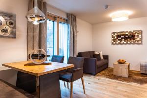 滨湖采尔Spa Apartments - Zell am See的客厅配有桌椅和沙发