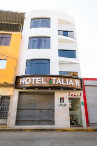 齐克拉约Hotel Italia II的一座酒店大楼,上面有酒店塔拉利亚标志