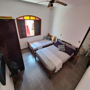 佩鲁伊比CASA DE PRAIA MARAVILHOSA PERUIBE的一间卧室设有两张床和窗户。