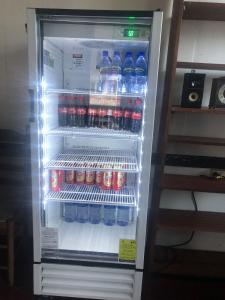 帕拉马里博Pied a Terre的装满瓶装水和苏打水的冰箱
