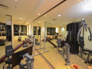 迪拜Beautiful Bedroom in Al Barsha Near Mashreq Metro的一个带镜子和跑步机的健身房