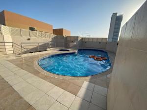 迪拜Beautiful Bedroom in Al Barsha Near Mashreq Metro的一座大楼顶部的游泳池