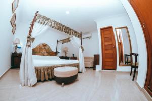 卡塔赫纳Baluarte Cartagena Hotel Boutique的一间卧室配有一张带天蓬的大床