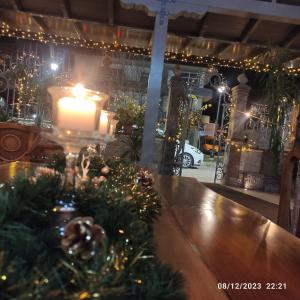 戈里察Vila Mariss的一张桌子,上面有圣诞树,上面有蜡烛