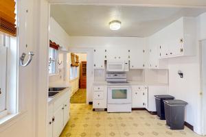OdentonPerch Between Cities的厨房配有白色橱柜和炉灶烤箱。