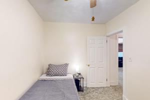 OdentonPerch Between Cities的一间卧室配有一张床和一张带台灯的桌子