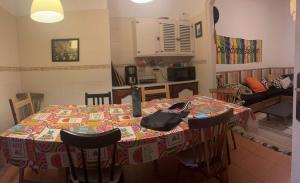 佩尼契Peniche Hostel的厨房配有桌子和桌布