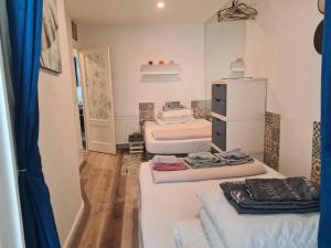 阿姆斯特丹Nice 2 double Bed in sunny House in Amsterdam west的一间设有三张床的蓝色窗帘客房