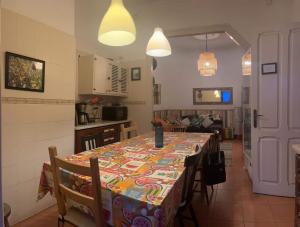 佩尼契Peniche Hostel的厨房配有一张带五颜六色桌布的桌子