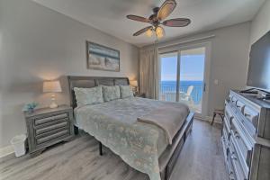 巴拿马城海滩OCEAN FRONT CONDO w INCREDIBLE VIEWS的一间卧室配有一张床,享有海景