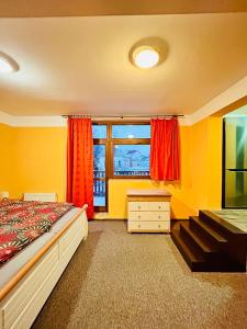 特普利采Thermal Apartments的一间卧室设有一张床和一个窗口