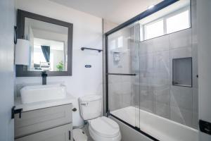 洛杉矶Normandie Hostel的带淋浴、卫生间和盥洗盆的浴室