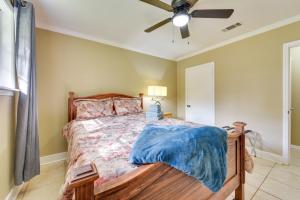 巴吞鲁日Baton Rouge Vacation Rental with Yard 10 Mi to LSU!的一间卧室配有一张床和吊扇