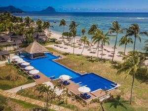 弗利康弗拉克Sofitel Mauritius L'Imperial Resort & Spa的享有度假村和海滩的空中景致