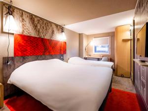 波尔多波尔多中心玛丽亚德克宜必思酒店的酒店客房,设有两张床,铺有红地毯。