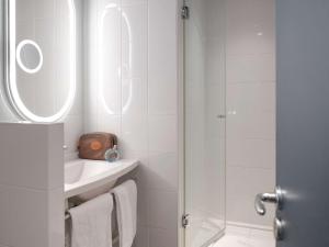 吕埃尔-马尔迈松马尔马逊巴黎吕埃宜必思酒店的带淋浴和盥洗盆的白色浴室