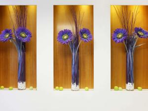 卢塞恩卢塞恩宜必思尚品酒店的一组紫色花瓶在架子上的花