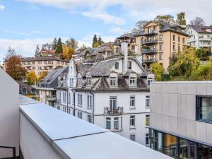 卢塞恩卢塞恩宜必思尚品酒店的从建筑物屋顶上可欣赏到风景