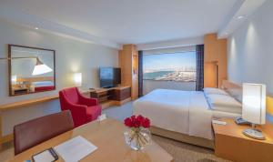 迪拜迪拜海滨大道凯悦酒店的酒店客房设有一张大床和一张书桌