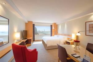 迪拜迪拜海滨大道凯悦酒店的配有一张床、一张桌子和一张桌子的酒店客房