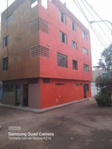 利马Kely3 Cuarto Piso的红色的建筑