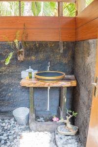 BebandemWikan House的石墙上带水槽的浴室