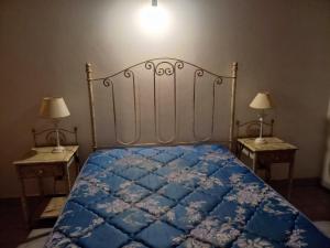 卡门-德巴塔哥内斯La casa de Lean的一间卧室配有蓝色的床和2个床头柜