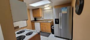 墨尔本Cozy Condo For Rent In Melbourne Florida的一间带冰箱和炉灶的小厨房