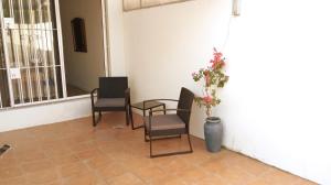 蒙得维的亚Monoambiente céntrico的一间设有椅子、桌子和鲜花的等候室