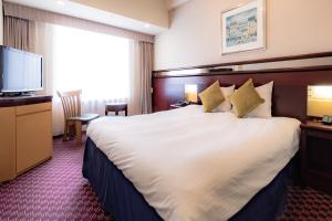 大阪京阪环球塔酒店的一间酒店客房,配有一张大床和一台平面电视