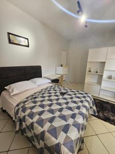 博阿维斯塔Loft lindo, acochegante e reservado的一间卧室配有一张床和吊扇