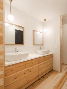 京丹后市HATAYA Cafe&Hostel的浴室设有2个水槽和镜子