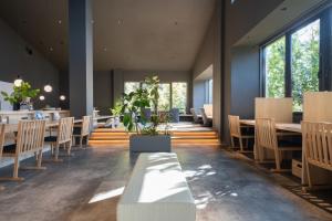 汤河原町和京日式酒店的用餐室设有桌椅和窗户。