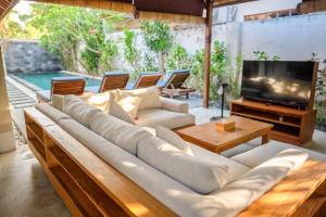 吉利特拉旺安克拉帕别墅的客厅配有大沙发和电视
