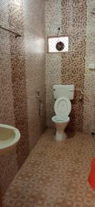 古鲁瓦尤尔SIVARANJINI TOURIST的一间带卫生间和水槽的浴室