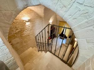 阿尔贝罗贝洛Trulli Contento - Rooms & Apartments的石头建筑楼梯的顶部景色