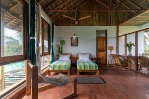 蒂鲁瓦纳马莱Gia Mantra Eco Resort/stay的一间卧室配有两张床和一张桌子