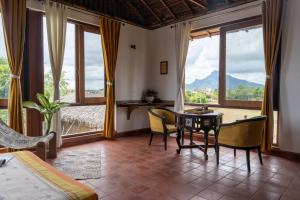 蒂鲁瓦纳马莱Gia Mantra Eco Resort/stay的客房设有桌椅和窗户。