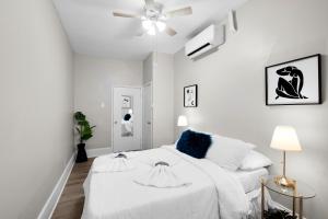 费城Univ City Drexel 2 Bdrm Lovely Unit的白色卧室配有床和吊扇