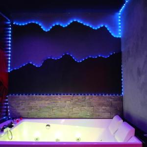 土伦la coquine, love room, romantique的墙上的蓝色灯浴缸
