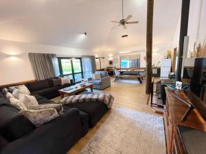 罗托鲁瓦Tikitere Lodge, Rotorua的带沙发和电视的客厅