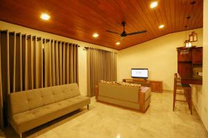 Gonapinuwala WestThisath Villa的带沙发和电视的客厅