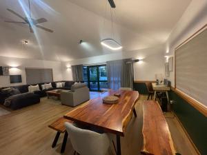 罗托鲁瓦Tikitere Lodge, Rotorua的客厅配有木桌和沙发