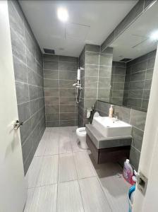 雪邦2Bed For 4 // KLIA Sepang Xiamen University的一间带水槽和卫生间的浴室