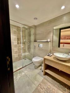 新德里Best Western Maharani Bagh New Delhi的带淋浴、卫生间和盥洗盆的浴室