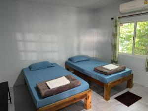Ban Khlong Khenเมี่ยงไม้ รีสอร์ท的带窗户的客房内的两张床