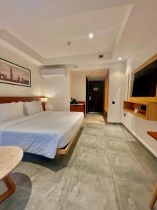 新德里Best Western Maharani Bagh New Delhi的酒店客房,配有床和电视