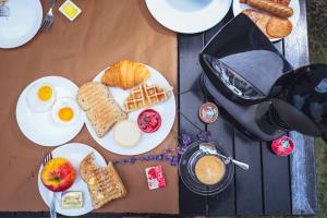 考科Kirin Sky Resort的一张桌子,上面放着早餐盘