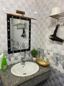 宁平Center Tam Coc Homestay的一间带水槽和镜子的浴室
