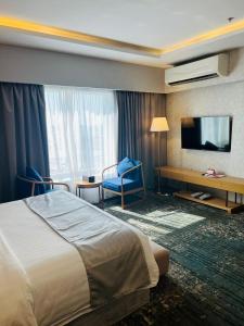 吉达سكوب العربية的酒店客房,配有床和电视